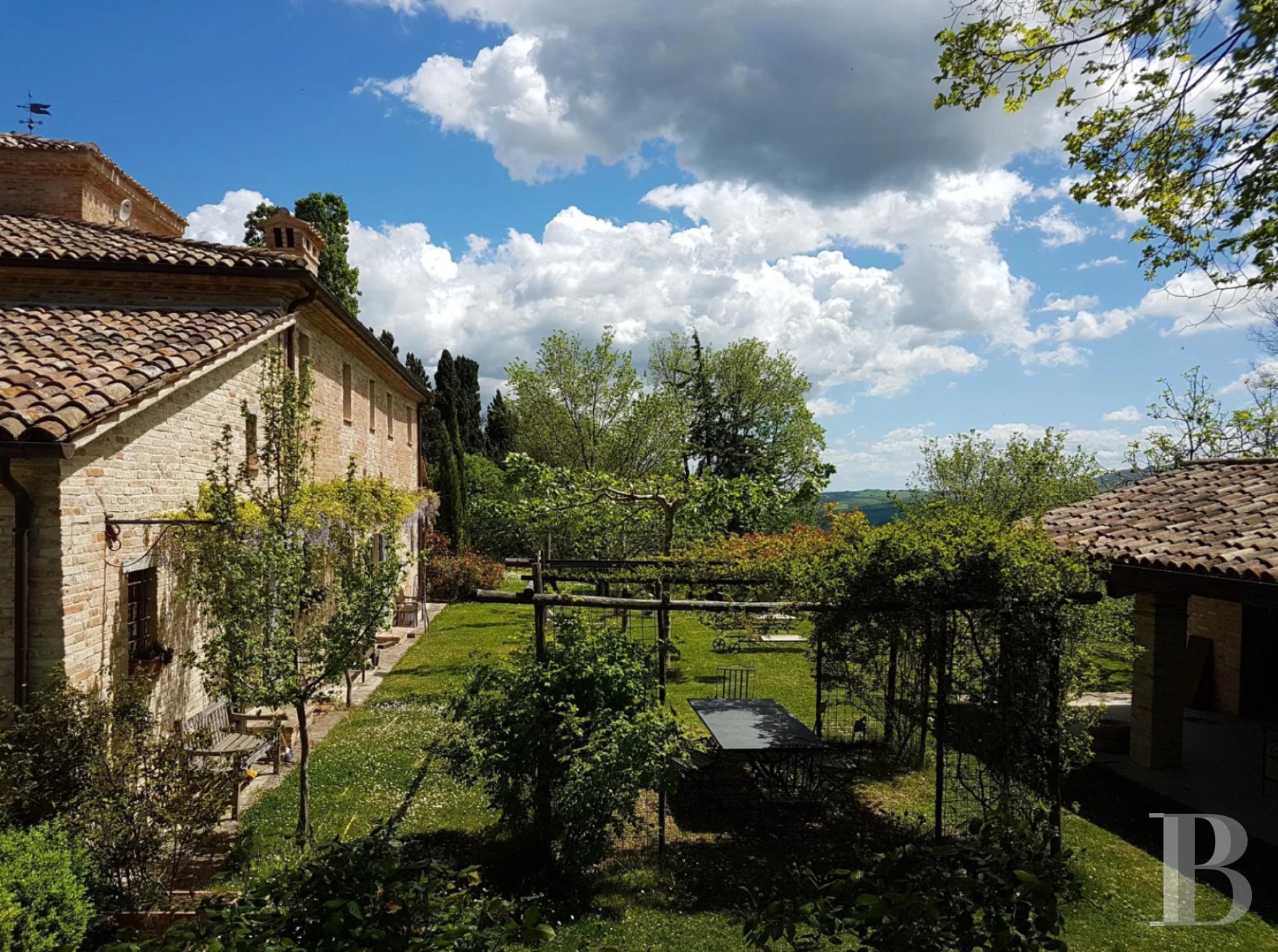 En Italie centrale, dans la région des Marches et à proximité d’Urbino, une ancienne ferme du 15e siècle dominant la campagne - photo  n°4